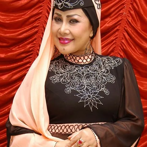Foto Elvy Sukaesih — Ratu Dangdut